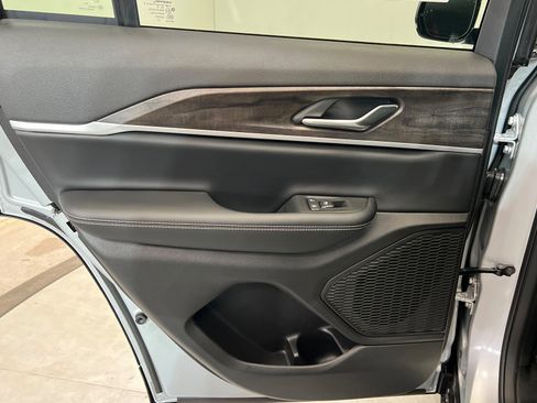 New 2026 Jeep Grand Cherokee Altitude image 18