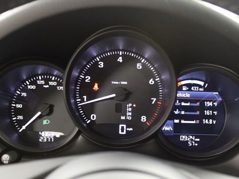 Certified 2025 Porsche Macan AWD/4WD image 24