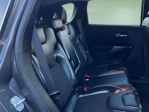 Used 2019 Jeep Cherokee Latitude Plus w/ Cold Weather Group image 28