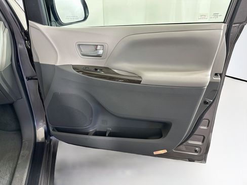 Used 2016 Toyota Sienna XLE w/ XLE Navigation Package FWD image 32