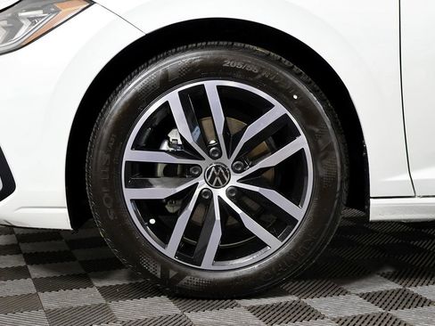 Used 2025 Volkswagen Jetta SE w/ Sunroof Package image 17