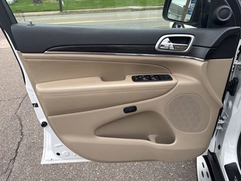 Used 2019 Jeep Grand Cherokee Limited image 15