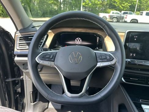 Certified 2024 Volkswagen Atlas SE w/ Panoramic Sunroof Package AWD/4WD image 16