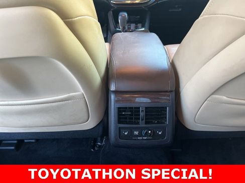 Used 2015 Toyota Avalon Limited image 16