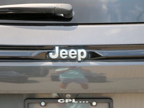 Used 2022 Jeep Grand Cherokee Summit AWD/4WD image 5