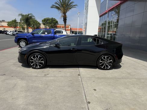 Certified 2025 Toyota Prius Plug-In Hybrid image 2