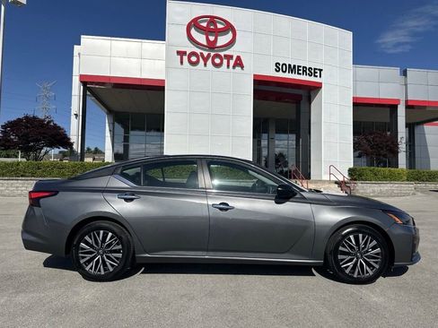 Used 2025 Nissan Altima 2.5 SV FWD image 2