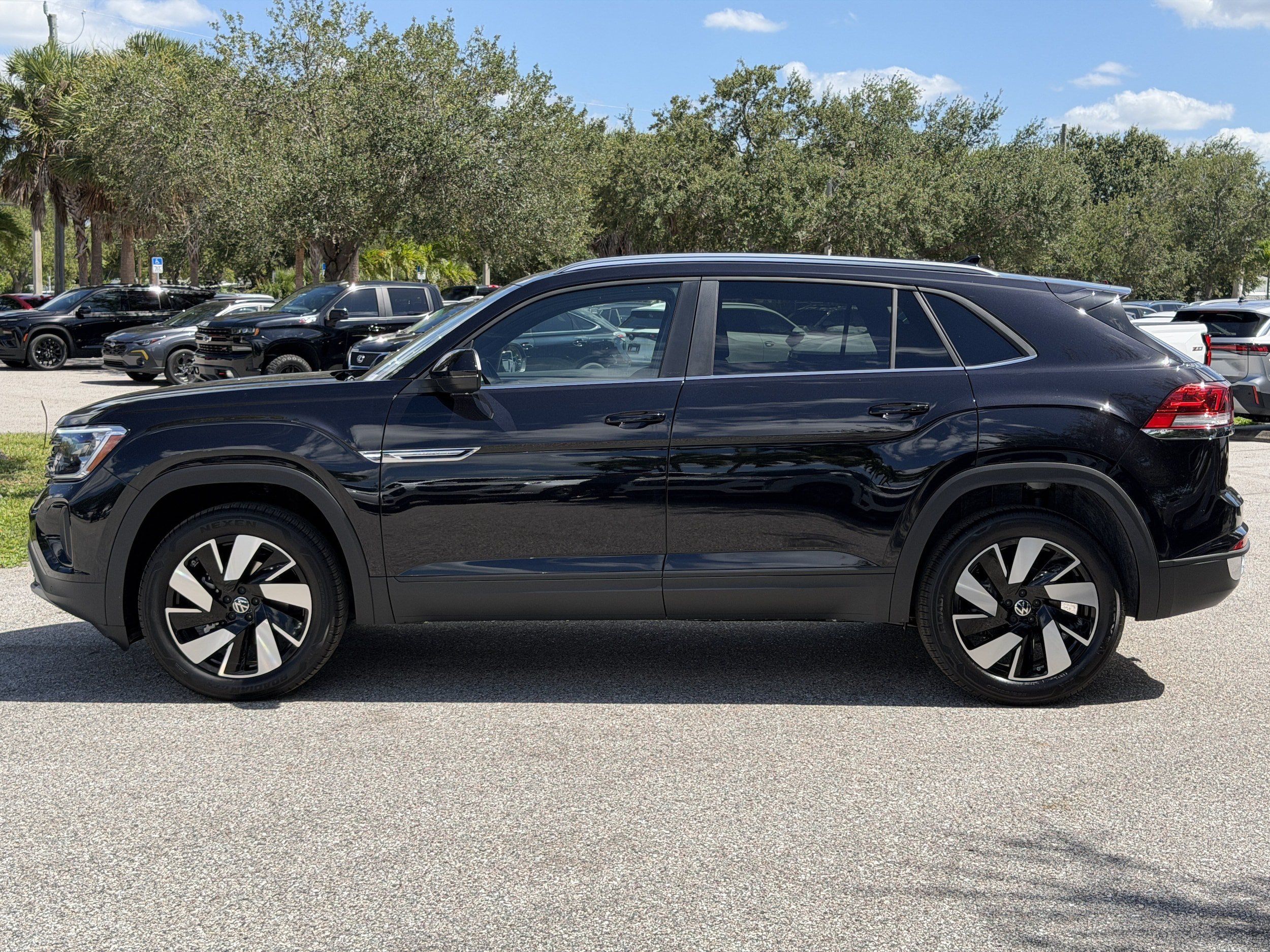 New 2026 Volkswagen Atlas Cross Sport SE FWD image 4