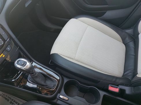 Used 2020 Buick Encore Preferred FWD image 21