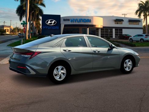New 2025 Hyundai Elantra SE image 8
