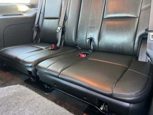 Used 2014 Cadillac Escalade Luxury image 16