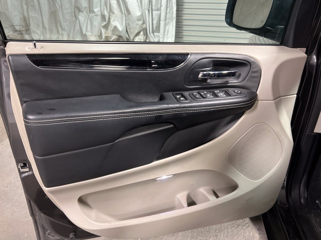 Used 2017 Dodge Grand Caravan SE FWD image 16