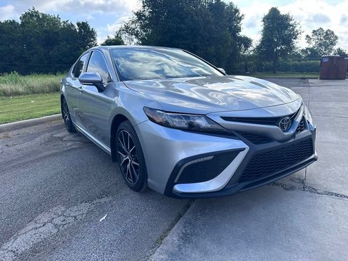 Used 2024 Toyota Camry SE FWD image 3