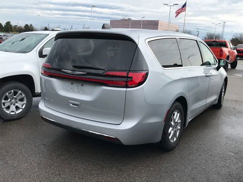 Used 2024 Chrysler Pacifica Touring-L image 2