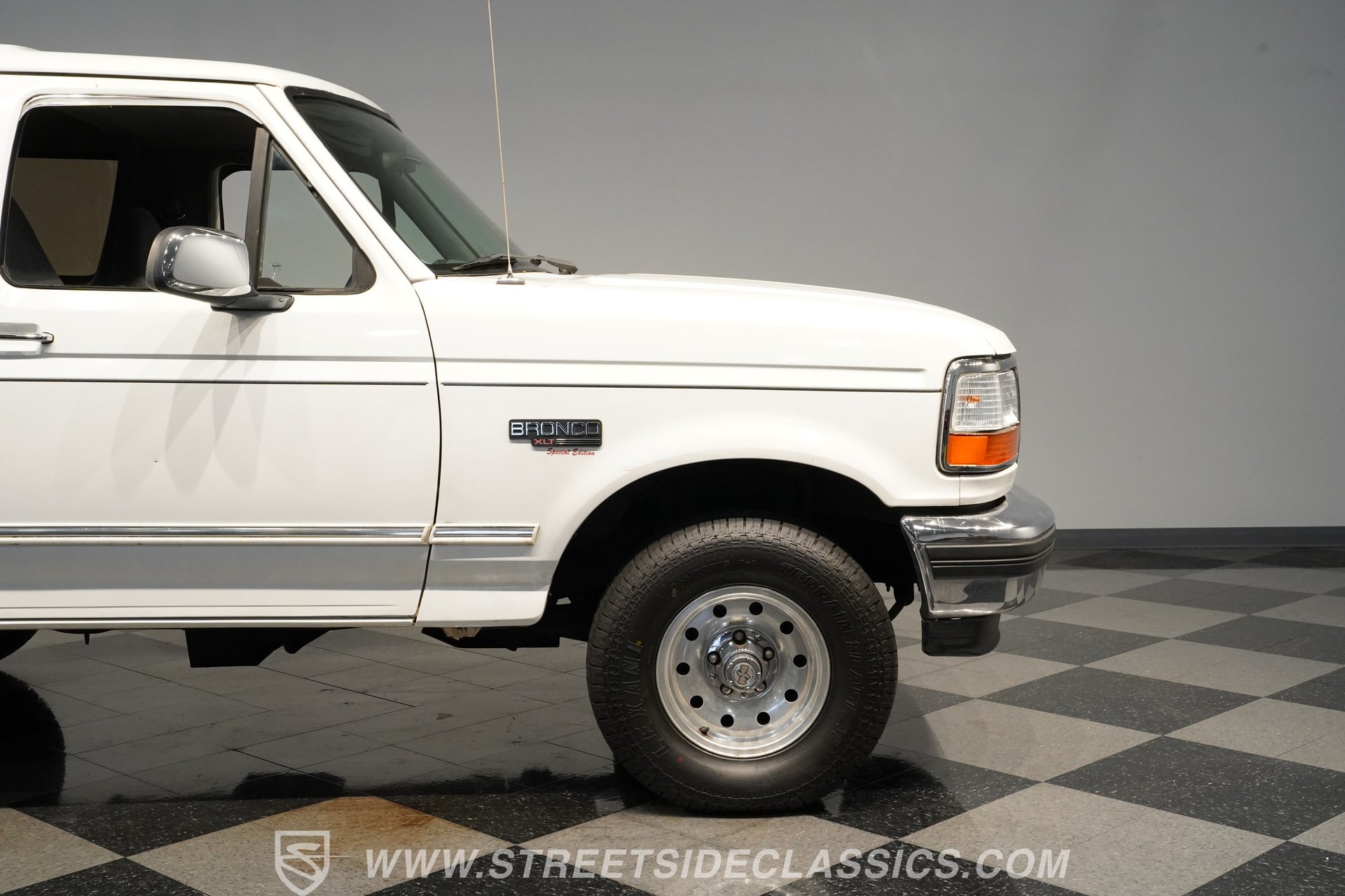 Used 1995 Ford Bronco XLT AWD/4WD image 31