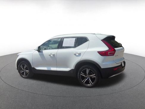 Used 2024 Volvo XC40 B5 Core image 10