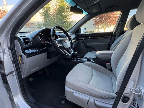 Used 2014 Kia Sorento LX image 11