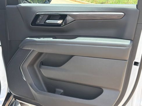 Used 2025 Chevrolet Tahoe LT AWD/4WD image 14