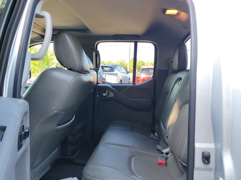 Used 2019 Nissan Frontier SL RWD image 10