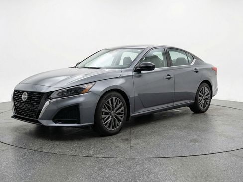 Used 2025 Nissan Altima 2.5 SV image 3