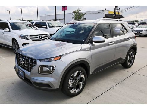 Certified 2025 Hyundai Venue SEL FWD image 4