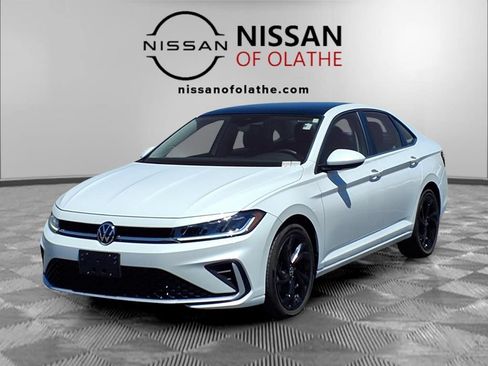 Used 2025 Volkswagen Jetta SE w/ Sunroof Package FWD image 1