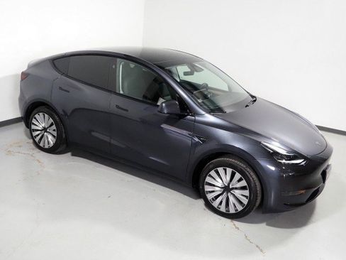Used 2025 Tesla Model Y Long Range RWD image 13