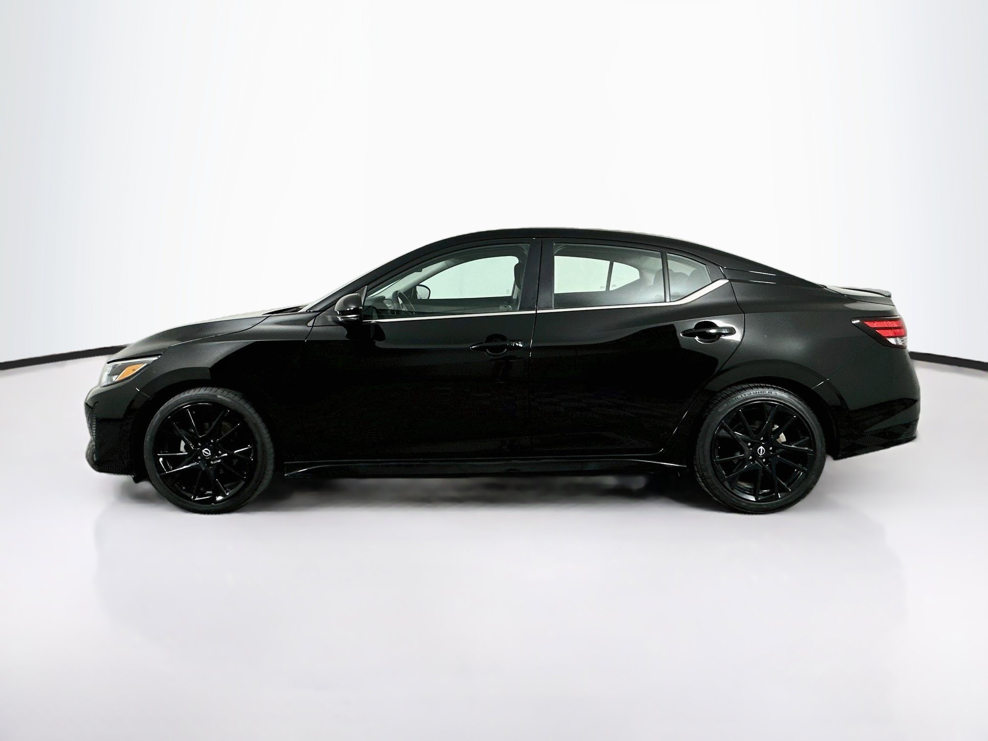 Used 2025 Nissan Sentra SR w/ Midnight Edition FWD image 4