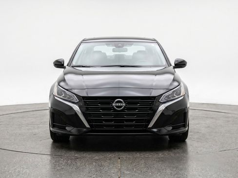 Used 2025 Nissan Altima 2.5 SV FWD image 2