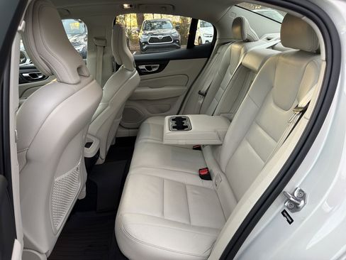 Used 2021 Volvo S60 T5 Momentum image 32