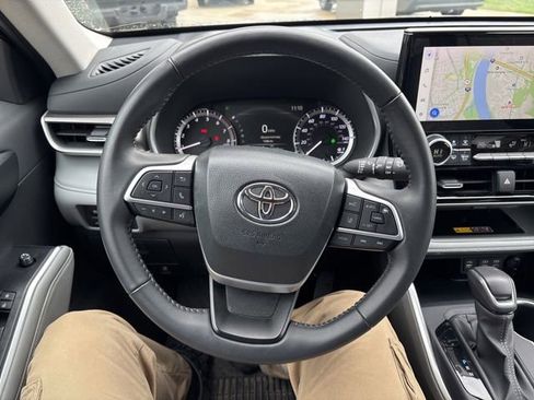 Used 2025 Toyota Highlander XLE AWD/4WD image 14