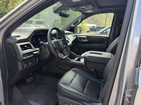 Used 2024 Chevrolet Suburban High Country AWD/4WD image 5