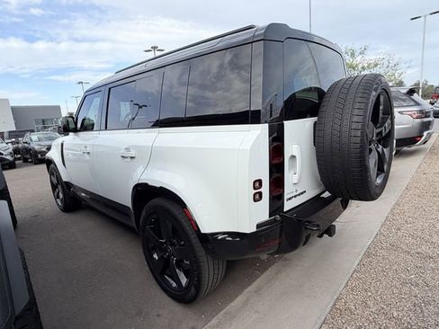 Used 2025 Land Rover Defender 110 X-Dynamic SE image 8