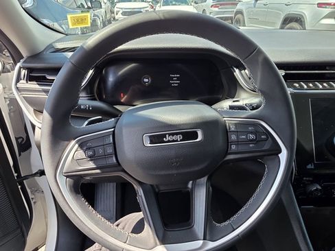 Used 2023 Jeep Grand Cherokee Laredo AWD/4WD image 6