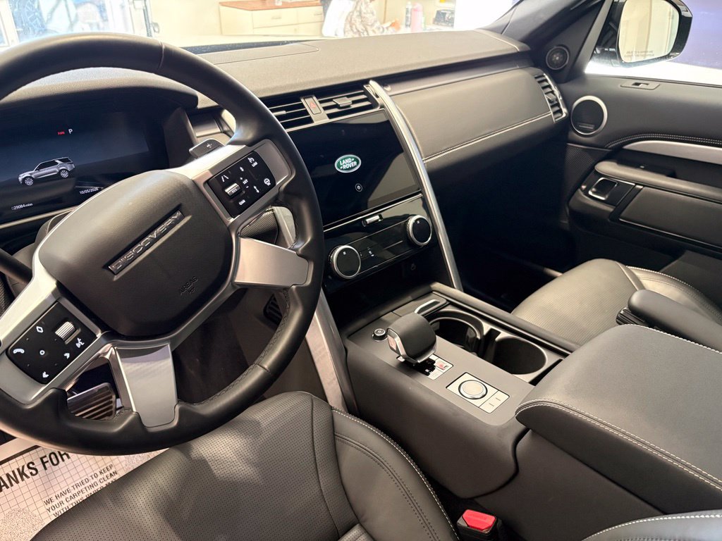 Used 2025 Land Rover Discovery Dynamic SE AWD/4WD image 14