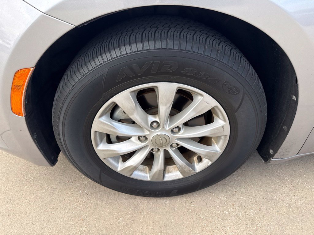 Used 2017 Chrysler Pacifica Touring-L FWD image 2