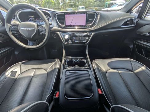 Used 2022 Chrysler Pacifica Limited w/ Uconnect Theater Family Group FWD image 19
