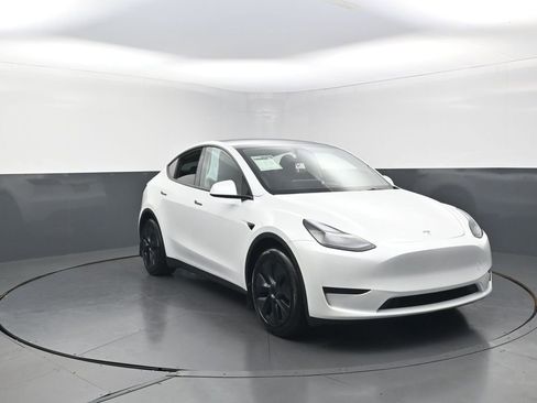 Used 2024 Tesla Model Y Long Range RWD image 5