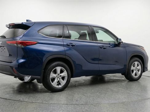 Used 2025 Toyota Highlander LE image 9