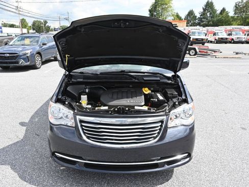 Used 2014 Chrysler Town & Country Touring FWD image 37
