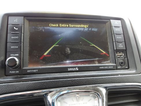 Used 2016 Chrysler Town & Country Touring image 21