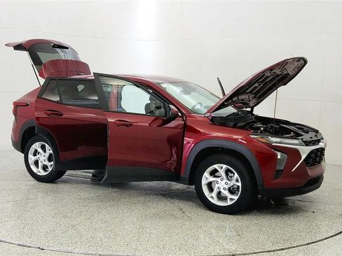 Used 2024 Chevrolet Trax LS w/ LS Convenience Package FWD image 9
