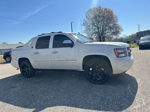 Used 2013 Chevrolet Avalanche LTZ RWD image 32