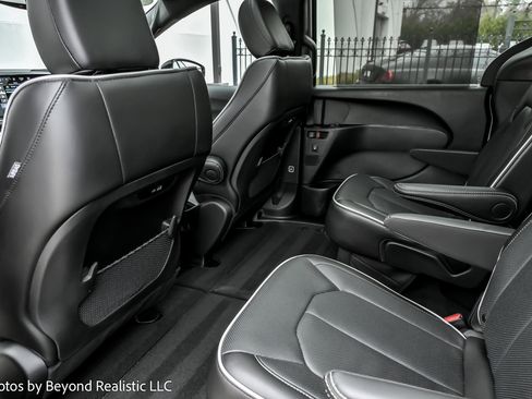 Used 2024 Chrysler Pacifica Limited w/ S Appearance Package image 29