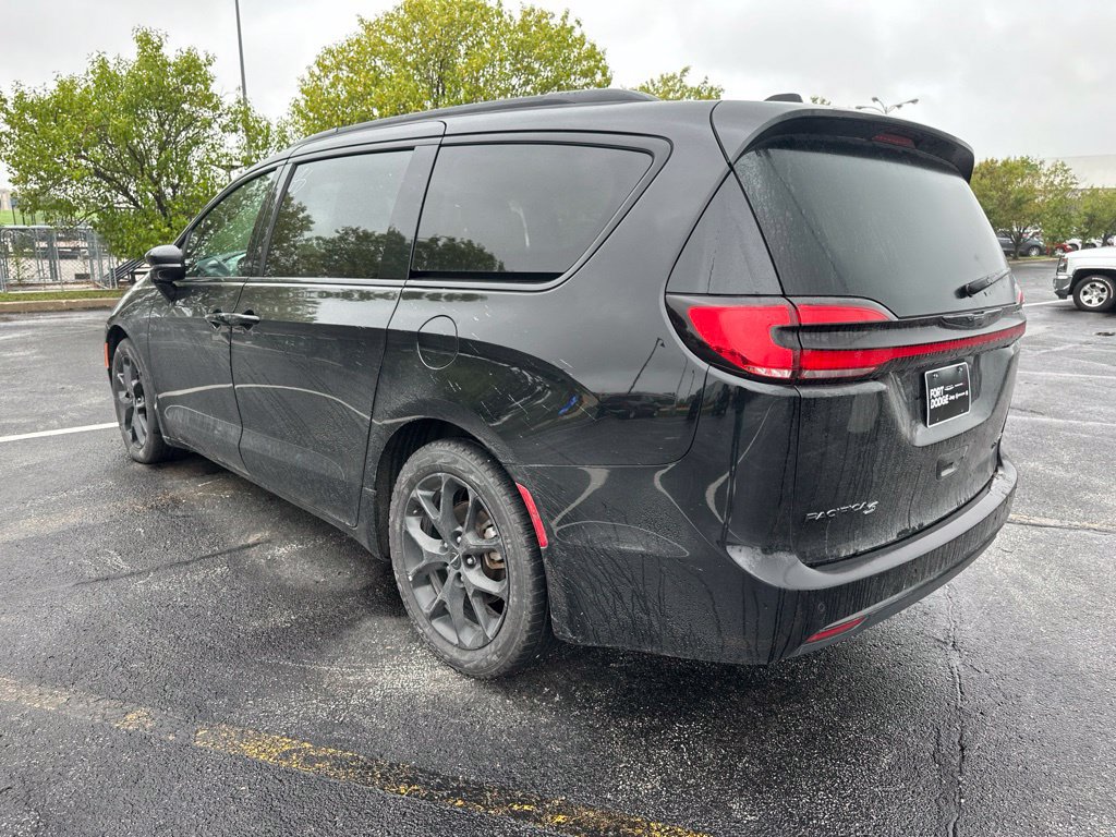 Used 2025 Chrysler Pacifica Limited FWD image 3