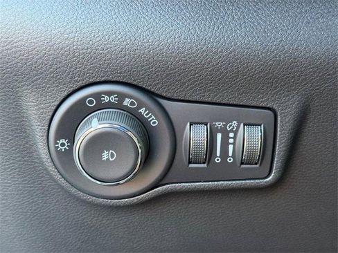 New 2025 Jeep Compass Latitude w/ Sun & Sound Group image 29