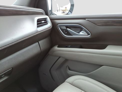 Used 2022 Chevrolet Suburban LT image 25