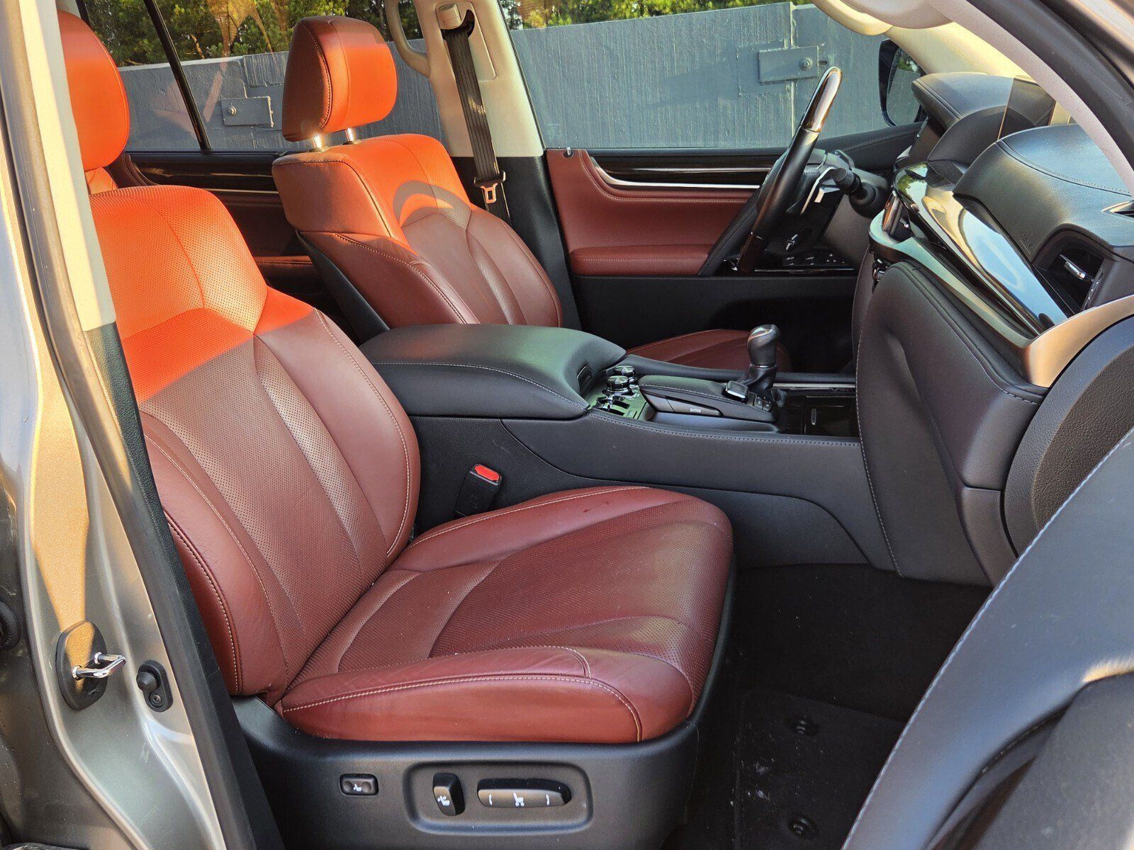 Used 2021 Lexus LX 570 4WD w/ Luxury Package image 18