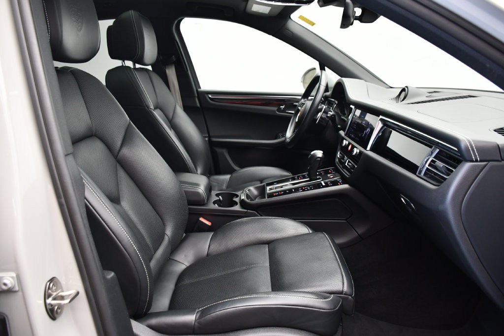 Certified 2024 Porsche Macan AWD/4WD image 45