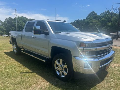 Used 2019 Chevrolet Silverado 2500 LTZ w/ Duramax Plus Package AWD/4WD image 9
